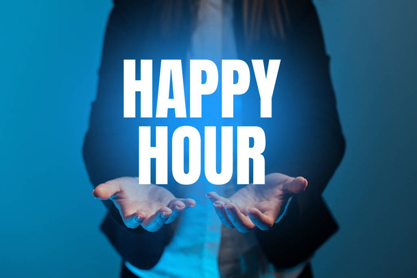 Τίτλος κειμένου που παρουσιάζει Happy Hour, Επιχειρηματική ιδέα Ξοδεύοντας χρόνο για δραστηριότητες που σας κάνει να χαλαρώσετε για λίγο - Φωτογραφία, εικόνα