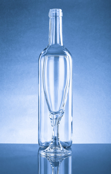 Empty bottle and an empty glass of clear glass. With Reflection - 写真・画像