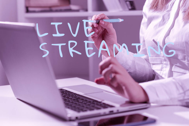 Textová značka zobrazující Live Streaming, Business showcase zobrazující audio nebo mediální obsah prostřednictvím digitálních zařízení - Fotografie, Obrázek