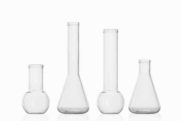 frascos de laboratorio, frascos de vidrio, laboratorio, fondo blanco - Foto, imagen
