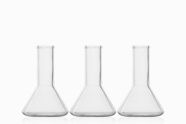 laboratoriumkolven, glazen potten, laboratorium, witte achtergrond - Foto, afbeelding