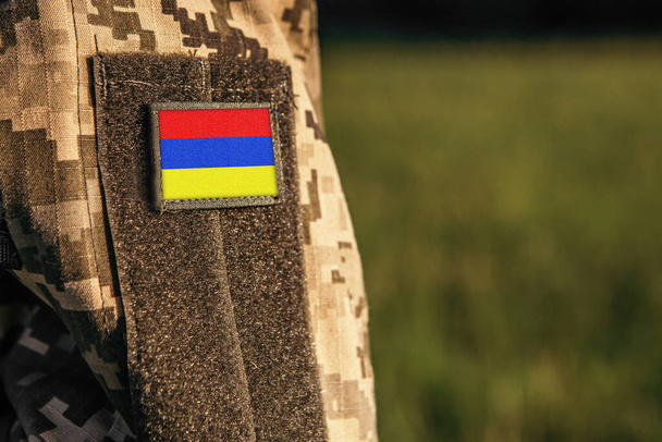 Κοντινό στρατιωτικό μανίκι γυναίκας ή άνδρα ώμο με την Αρμενία έμπλαστρο σημαία. Στρατός της Αρμενίας, στολή καμουφλάζ. Ένοπλες Δυνάμεις, κενό διάστημα αντιγράφων για κείμενο - Φωτογραφία, εικόνα
