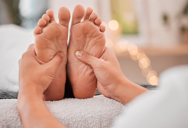 Spa, pieds et massage pour se détendre, bien-être et santé au lit avec les mains, luxe et physiothérapie. Professionnel, massage des pieds et service pour les soins de santé, massage des pieds et soins du corps en bonne santé. - Photo, image