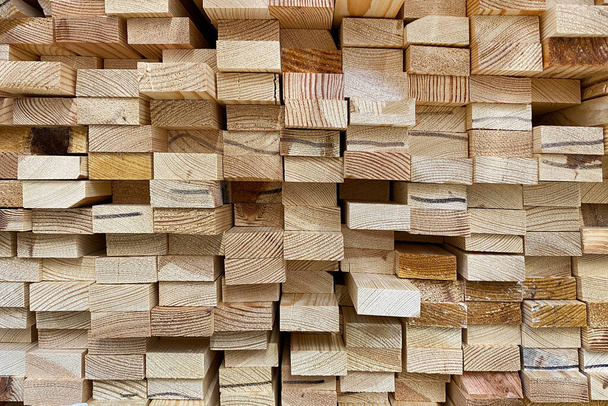 Sok fa deszka halmozódott fel. Építőipari fűrészáru - Fotó, kép