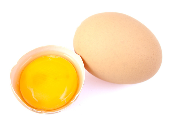 Eigelb und gebrochenes Ei auf weißem Hintergrund. - Foto, Bild