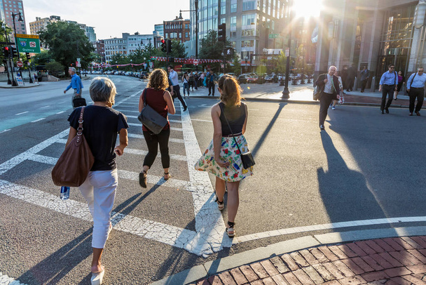 BOSTON, USA - 12 września 2017: osoby przechodzące przez ulicę przy przejściu dla pieszych w centrum Bostonu. Samochody muszą się zatrzymać i są niezwykle ostrożne na przejściach dla pieszych ze względu na ogromne grzywny. - Zdjęcie, obraz