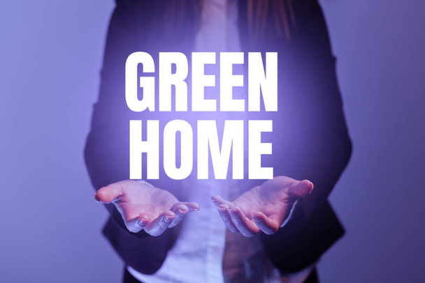 Textschild mit Green Home, Konzeptfoto Ein Bereich voller Pflanzen und Bäume, wo man sich entspannen kann - Foto, Bild