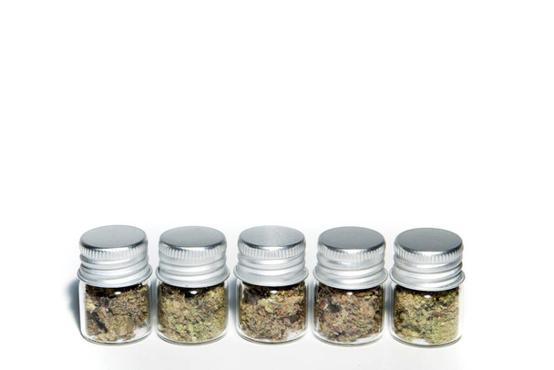 Petits pots de marijuana et de bourgeon de cannabis - Photo, image
