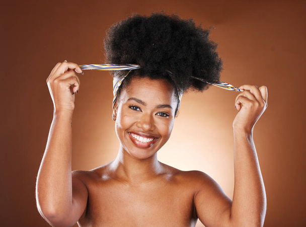 Portre, Afrikalı saç ve geleneksel moda, güzellik ve mutluluk eşarplı siyah kadın. Model, kadın ve kahverengi stüdyo arka planında cilt, makyaj ve saç bakımı için mutlu.. - Fotoğraf, Görsel