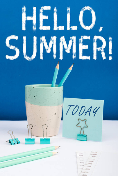 Kavramsal gösterim Merhaba, Summer, Yılın sıcak sezonunda kullanılan iş genel değerlendirmesi selamlaması - Fotoğraf, Görsel