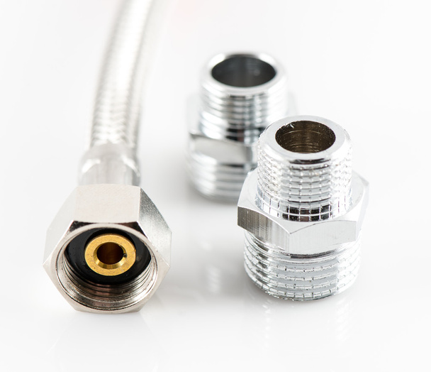 tubo de agua de fibra de metal elástico con conectores
 - Foto, Imagen