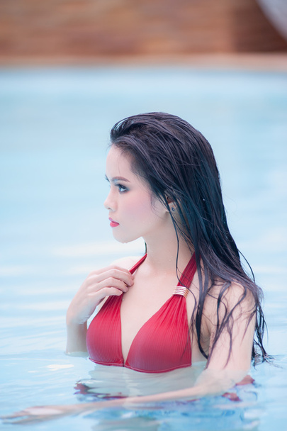 Asia sexy młode kobiety stojącej w wody w basenie - Zdjęcie, obraz
