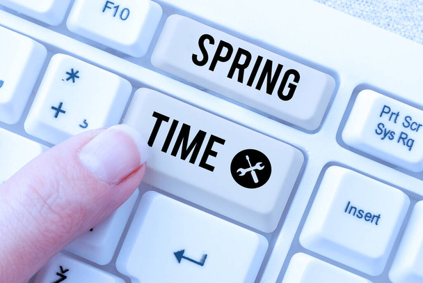 Концептуальний заголовок Весняний час, Концепція, що означає помірний сезон року, визначений відродженням рослин
 - Фото, зображення