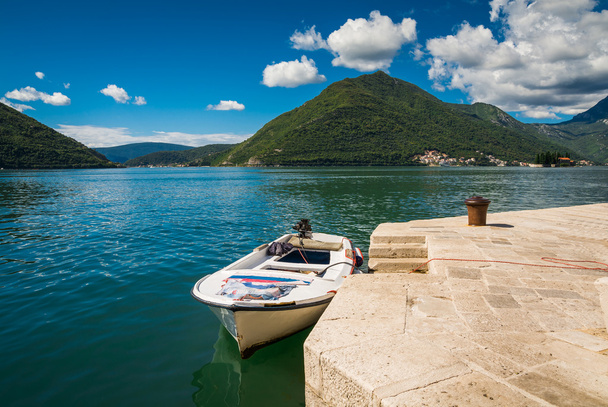 Λιμάνι και περισυλλογής σε κόλπο Boka Κότορ (Boka Kotorska), Μαυροβούνιο, Ευρώπη. - Φωτογραφία, εικόνα