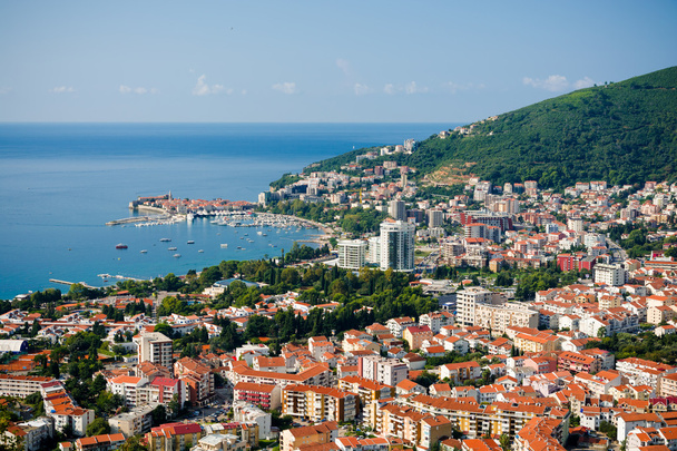 bovenaanzicht van de kuststreek van budva, montenegro. - Foto, afbeelding