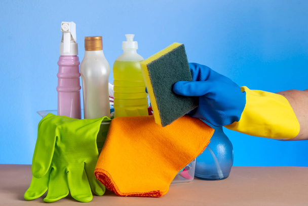cesta con productos de limpieza para uso en la higiene del hogar con envases de plástico - Foto, Imagen