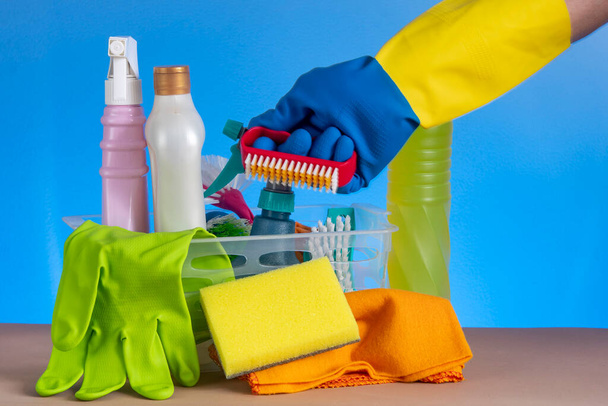 cestino con prodotti per la pulizia per l'igiene domestica con imballaggio in plastica - Foto, immagini