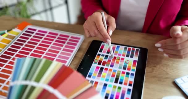Grafisch ontwerper met klant bestudeert kleurenpaletten op tablet. Kleurcirkels kleurselectie voor interieur op tablet closeup van de hand - Video