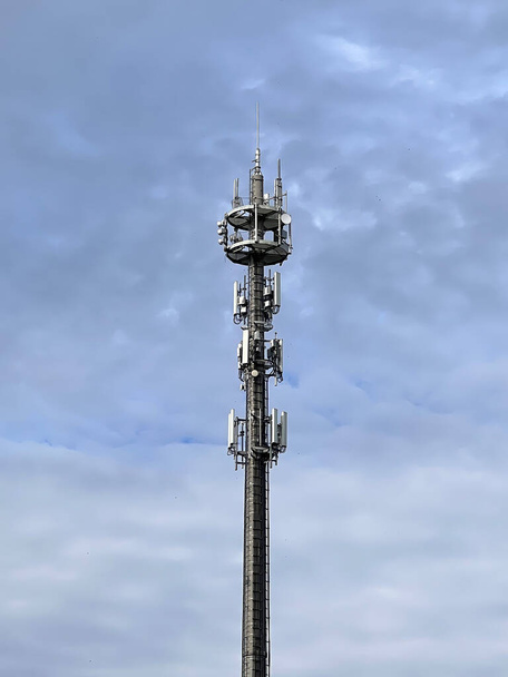 地上からのLTE/5gタワービュー。現代の通信技術の概念. - 写真・画像