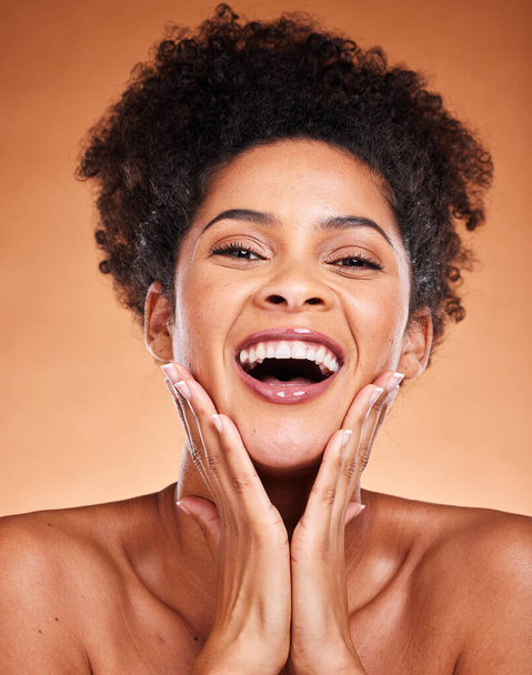 Zwarte vrouw, schoonheid en tevredenheid in vreugde voor de huid, make-up of cosmetica tegen een studio achtergrond. Portret van Afro-Amerikaanse vrouw met een grote glimlach in geluk voor een perfecte huidbehandeling. - Foto, afbeelding