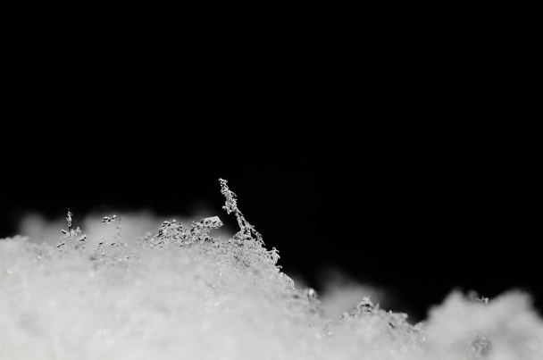 кристали льоду на снігу
 - Фото, зображення