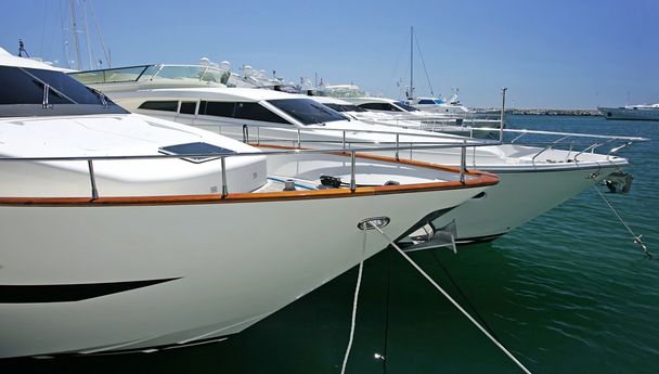 Grands magnifiques et luxueux yachts blancs amarrés à Puer
 - Photo, image