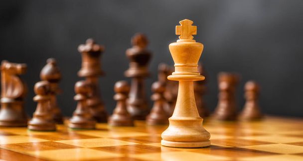 Σκάκι κομμάτια σε μια σκακιέρα - Focus on the King - Φωτογραφία, εικόνα