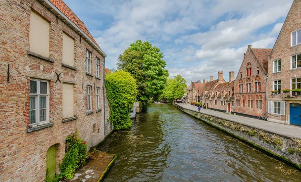 Brujas, la ciudad del agua en Bélgica con casas históricas y famoso canal - Foto, imagen