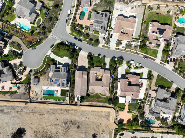 Vue aérienne de grandes villas avec piscines à Rancho CucXoa, dans le comté de San Bernardino, Californie, États-Unis. - Photo, image