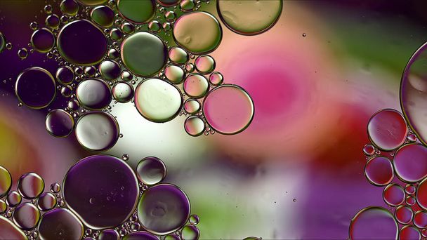 Abstract Colorful Food Oil Drops Bubbles and spheres Flowing on Water Surface Macro Photography - Foto, immagini
