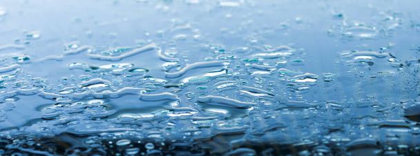 Patrón de gotas de agua en una superficie metálica brillante con reflejos de mesa
. - Foto, imagen