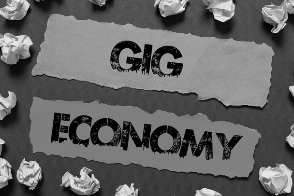 Tekstbord met Gig Economy, Conceptuele foto een marktsysteem onderscheiden door korte termijn banen en contracten - Foto, afbeelding
