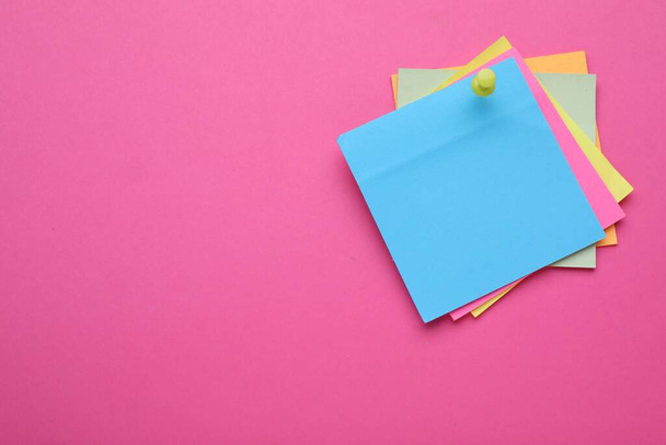 Colorful empty notes pinned on pink background, space for text - Foto, afbeelding