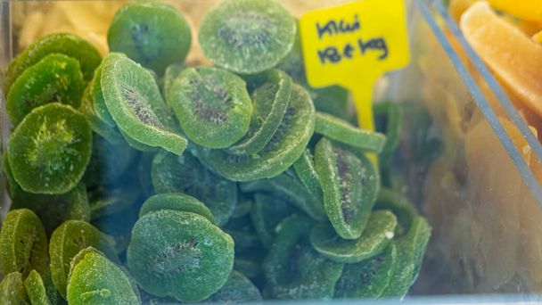 Sortiment getrockneter Kiwi-Früchte, typische portugiesische Produkte, die auf dem Markt von Porto verkauft werden - Foto, Bild