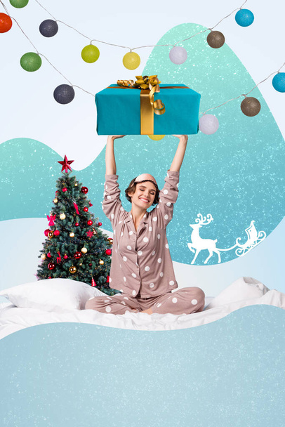 Вертикальный коллаж изображения взволнованной девушки в сонной одежде руки держать большой Giftbox изолированы на творческом рождественском фоне. - Фото, изображение