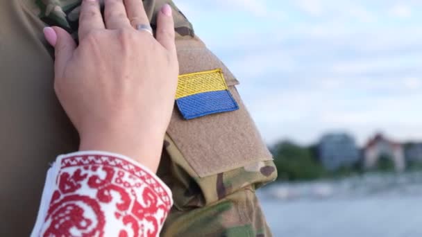 Mani degli innamorati. Anelli nuziali. Matrimonio di personale militare di Ucraina. Difesa dell'Ucraina. - Filmati, video