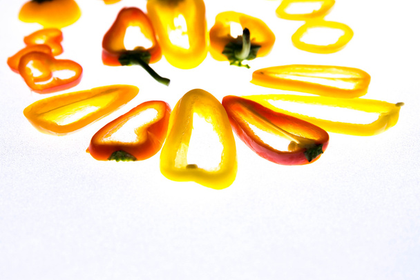 κίτρινο, κόκκινο και πορτοκαλί φέτες καυτερή πιπεριά - Φωτογραφία, εικόνα