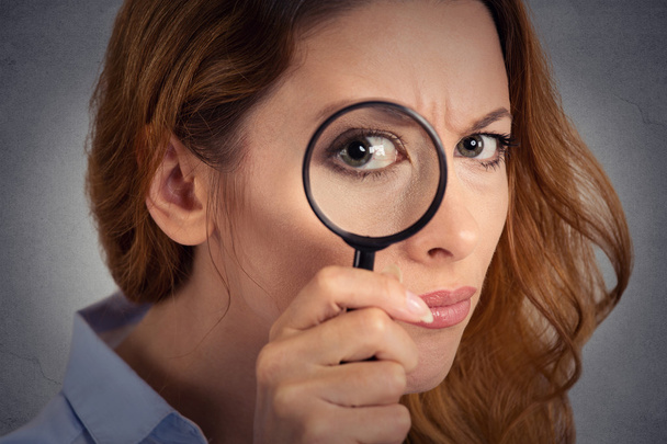 Headshot woman investigator looking through magnifying glass - Zdjęcie, obraz