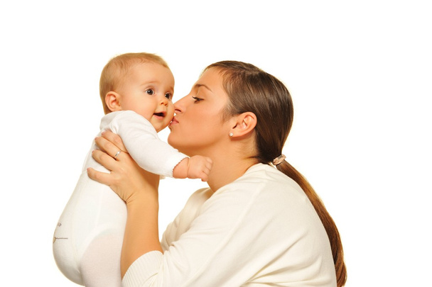 Мама целует своего ребенка
 - Фото, изображение
