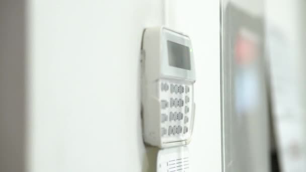 Système d'alarme dans un appartement, maison de bureau. Console de surveillance et de protection contre le caoutchouc et le vol  - Séquence, vidéo