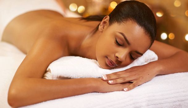 Cuidado del cuerpo entero. una joven recibiendo un masaje en el spa - Foto, Imagen