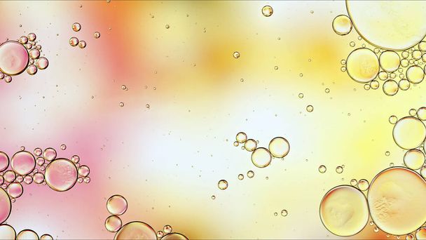 Gouttes d'huile alimentaire colorées abstraites Bulles et sphères coulant sur l'eau Macro Photographie de surface - Photo, image