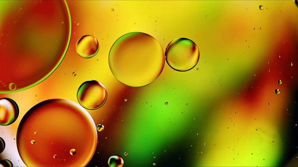 Abstracto colorido aceite de comida gotas burbujas y esferas que fluyen en la superficie del agua Macro fotografía - Foto, imagen