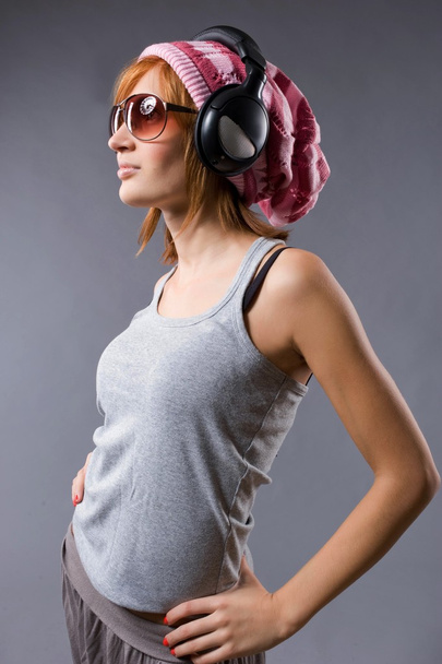 Stylowa dziewczyna ze słuchawkami - Zdjęcie, obraz