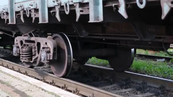 Close-up van de beweging van een trein. Het begrip spoorwegvervoer. 4k video - Video