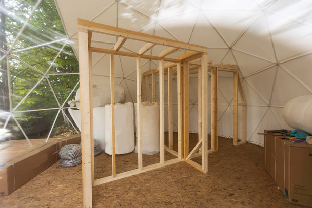Le processus d'installation d'une tente de cadre préfabriquée pour les événements extérieurs. - Photo, image