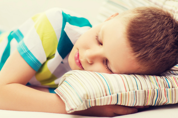 little boy sleeping at home - Foto, immagini
