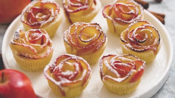 De cima deliciosas tortas em forma de rosa com açúcar em pó servido na placa perto de maçãs inteiras - Filmagem, Vídeo