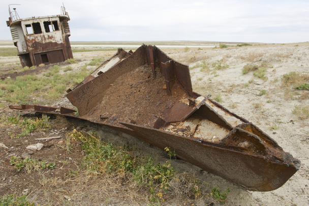 Balıkçı teknesi Aral Denizi, Aralsk, Kazakistan deniz yatağı, paslı kalıntıları. - Fotoğraf, Görsel