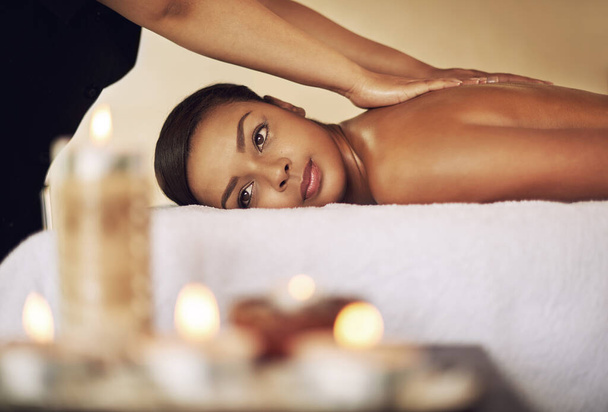 La vida ya está completa. una joven recibiendo un masaje en el spa - Foto, Imagen